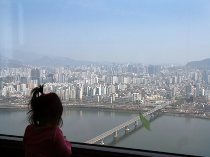 낮 기온이 25도까지 오르는 오는 17일 전국이 맑을 예정이지만 황사 영향으로 미세먼지 농도가 짙을 예정이다. 사진은 지난 7일 서울 영등포구 63빌딩에서 바라본 도심이 뿌옇게 보이는 반면 높은 하늘은 파랗게 보이는 모습. /사진=뉴시스