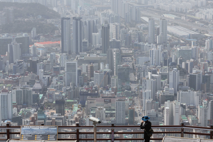 17일 낮 기온이 25도까지 오르고 전국이 맑은 가운데 황사 영향으로 미세먼지 농도가 짙을 것으로 예상된다. 사진은 지난달 29일 부산 황령산전망대를 찾은 시민들이 뿌옇게 변한 도심을 둘러보고 있는 모습. /사진=뉴시스