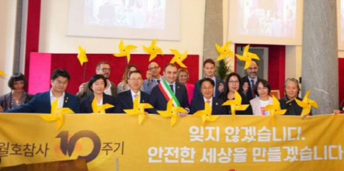 세월호 참사 희생자 10주기인 16일 이탈리아 토리노시를 방문한 강기정 광주시장 등 광주시 대표단이 스테파노 로 루쏘 토리노 시장 등과 함께 희생자들을 추모하고 있다./사진=강시장 페북캡쳐