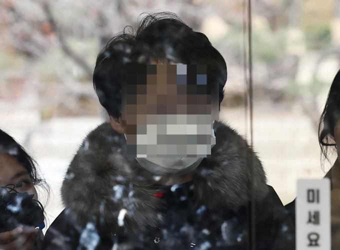고위공직자범죄수사처(공수처)가 수사를 개시한 지 1년2개월 만에 수억원대 뇌물 수수 혐의를 받는 경찰 간부 등 4명을 불구속 상태로 재판에 넘겼다. 사진은 지난해 12월7일 오전 서울 서초구 서울중앙지방법원에서 열린 구속 전 피의자 심문(영장실질심사)에 출석하고 있는 김모 경무관. /사진=뉴스1