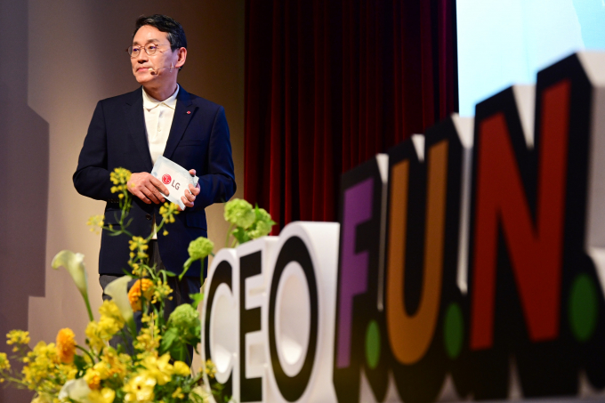 LG전자 조주완 CEO가 지난 15일 서울 여의도 LG트윈타워에서 열린 ‘CEO F·U·N 토크’에서 리더십을 위한 행동원칙으로 'A.C.E'를 제시했다. / 사진=LG전자 