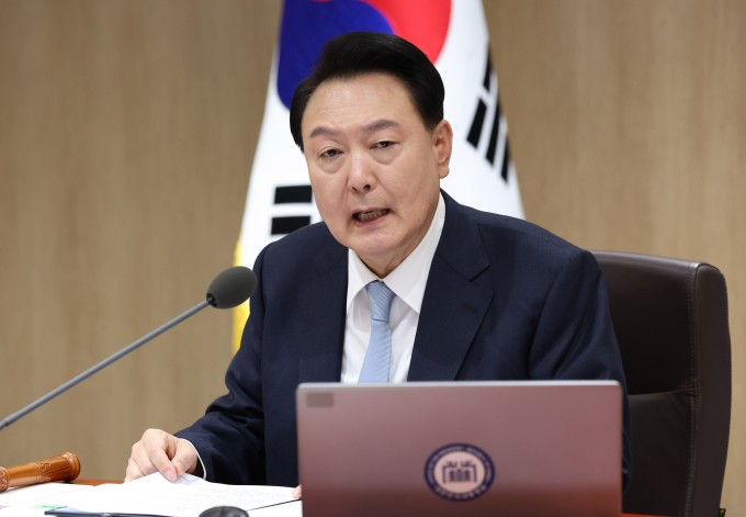 윤석열 대통령이 국무회의 후 참모진과의 회의에서 "(윤 대통령이) 저부터 잘못했고 저부터 소통을 더 많이 해나가겠다"고 밝혔다. 사진은 윤 대통령이 16일 서울 용산 대통령실 청사에서 열린 국무회의를 주재하는 모습. /사진=뉴시스(대통령실통신사진기자단) 