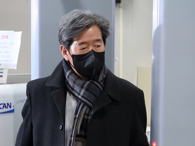 세월호참사 특별조사위원회(특조위) 활동을 방해한 혐의를 받는 윤학배 전 해양수산부 차관의 유죄가 확정됐다. 사진은 지난해 2월1일 서울 서초구 서울중앙지법에서 열린 1심 선고 공판을 마친 뒤 법정을 나서는 윤 전 차관. /사진=뉴스1