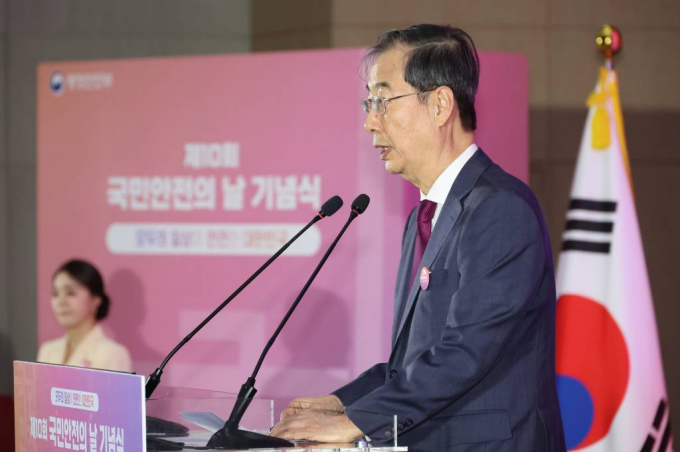 한덕수 국무총리가 안전한 대한민국을 만드는 데 최선을 다해왔다고 밝혔다. 사진은 16일 세종시 어진동 정부세종컨벤션센터에서 열린 국민안전의 날 기념식에서 대회사를 하고 있는 한덕수 국무총리. /사진= 뉴시스 
