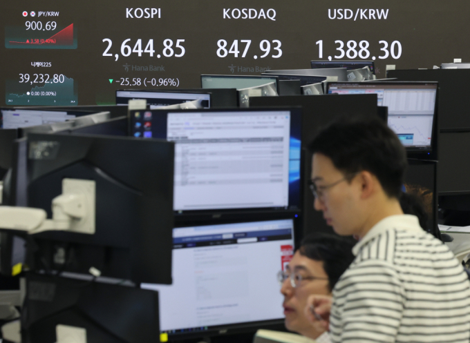 16일 오전 서울 중구 하나은행 딜링룸에서 딜러들이 업무를 보고 있다./ /사진=뉴시스 
