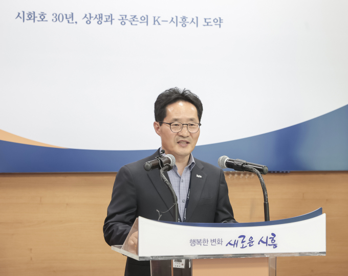 백종만 시흥시 경제국장이 16일 시청 브리핑룸에서 언론브리핑을 열고 거북섬 사계절 축제 추진 계획을 발표하고 있다. / 사진제공=시흥시
