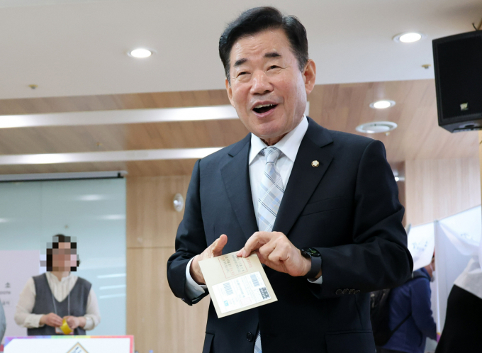 김진표 국회의장이 21대 국회 임기를 마무리하는 시점에서 정치개혁 입법과제를 제시했다. 사진은 김 의장이 지난 5일 서울 영등포구 여의동주민센터에 마련된 제22대 국회의원 선거 사전투표소에서 투표하는 모습. /사진=뉴스1