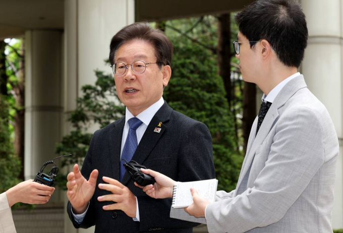 이재명 더불어민주당 대표가 이화영 전 경기도 평화부지사의 '술판' 발언에 대해 지적했다. 사진은 16일 서울 서초구 서울중앙지방법원에서 열린 '대장동 배임·성남FC 뇌물' 관련 특정범죄가중처벌등에관한법률위반(뇌물) 등 공판에 출석하며 취재진 질문에 답하고 있는 이재명 대표. /사진= 뉴스1