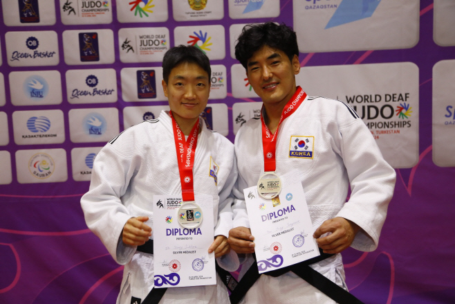 카자흐스탄 투르키스탄에서 열린 2024 세계농아인유도선수권대회에서 Kata 종목 은메달, 청각 남자 단체전에서 동메달을 획득한 평택시청 장애인유도팀 정종욱 선수(우측). / 사진제공=평택시
