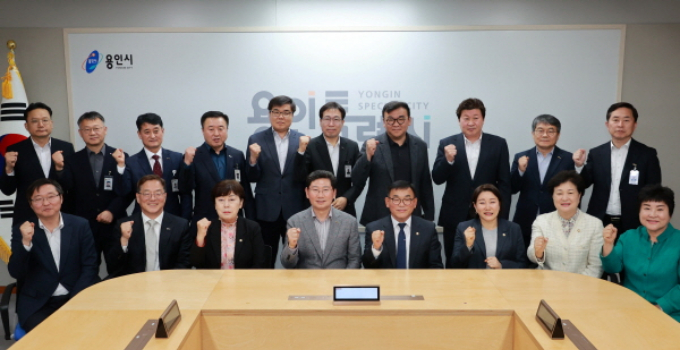 이상일 용인시장(앞줄 오른쪽 다섯번째)이 15일 용인시의회 의장단과 소통회의를 갖기에 앞서 파이팅을 외치고 있다. / 사진제공=용인특례시