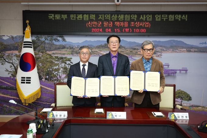 정명중 전남대학교 호남학연구원장(왼쪽부터)과 박우량 신안군수, 김언호 도서출판 한길사 대표가 16일 신안군 팔금 책마을 조성사업 업무협약식을 가진 뒤 기념 촬영을 하고 있다. /사진제공=신안군
