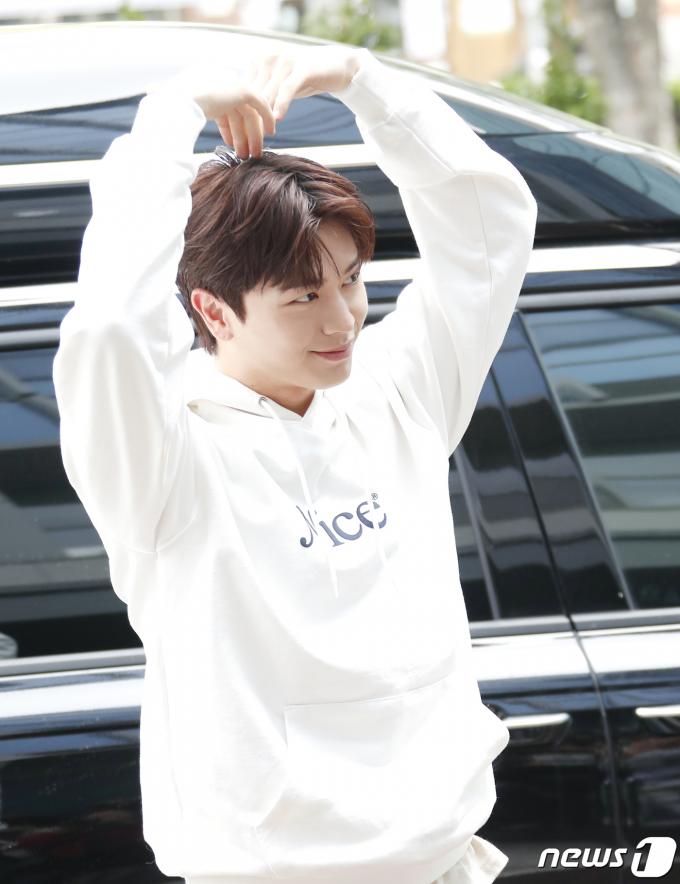 [사진] 육성재, 하트 왕자님