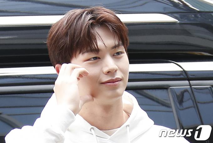 [사진] 육성재, 볼 하트 플러팅