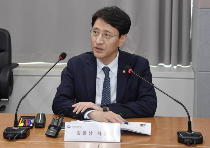 김윤상 기획재정부 차관이 군 복무여건 개선을 약속했다. 사진은 지난 4일 오전 경기도 성남시 한국국제협력단(KOICA)를 방문해 청년들과 공적개발원조(ODA) 관련 대화를 하는 김윤상 차관. /사진= 뉴스1