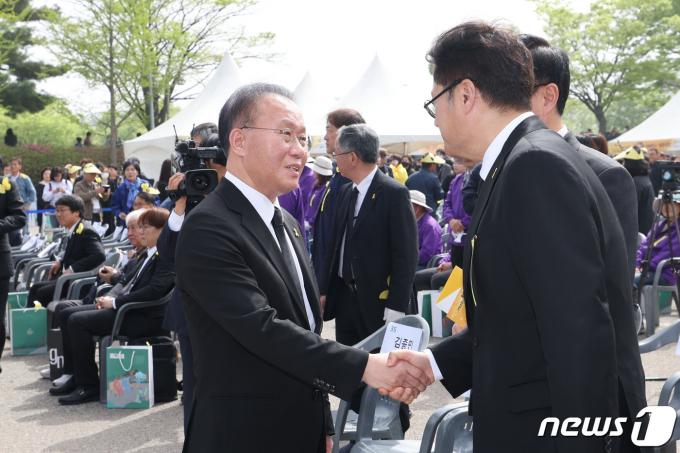 윤재옥 국민의힘 대표 권한대행 겸 원내대표(왼쪽)와 홍익표 더불어민주당 원내대표가 16일 오후 경기도 안산시 단원구 화랑유원지에서 열린 세월호참사 10주기 기억식에서 인사하고 있다. (공동취재) 2024.4.16/뉴스1 ⓒ News1 김영운 기자