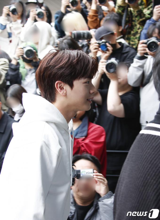 [사진] 육성재를 찍어라