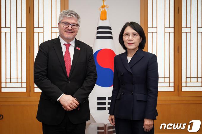 강인선 외교부 제2차관, 후안 카를로스 살라자르 국제민간항공기구(ICAO) 사무총장.(외교부 제공)