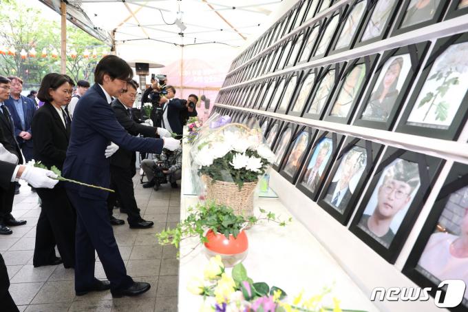 [사진] 이태원참사 분향소 찾은 조국 대표