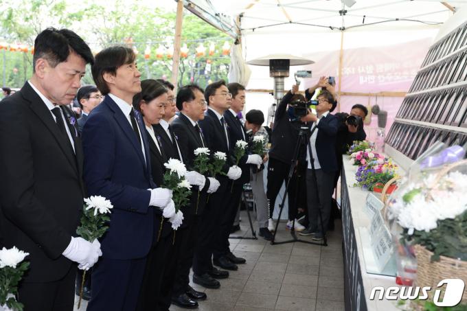 [사진] '세월호 10주기' 이태원 참사 희생자 추모하는 조국
