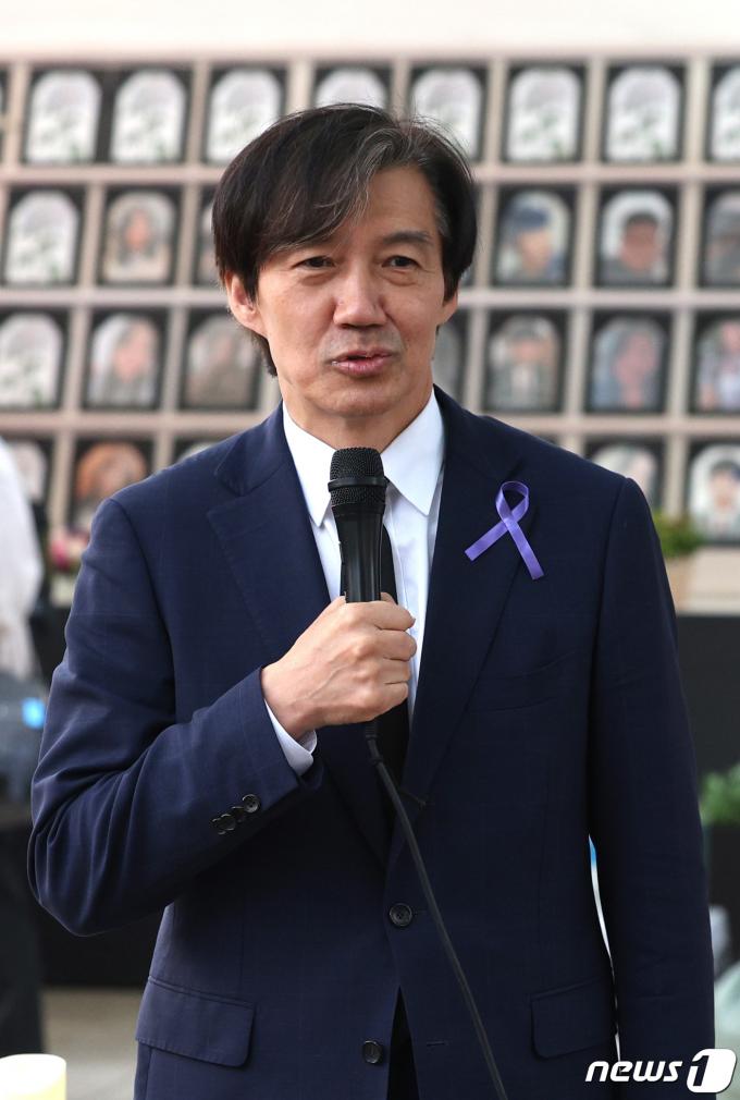 [사진] 이태원 참사 분향소 찾은 조국 대표