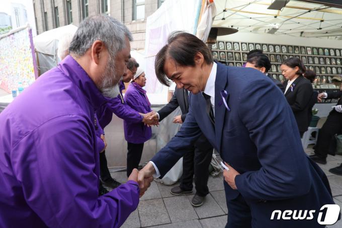 [사진] 이정민 위원장과 인사하는 조국 대표