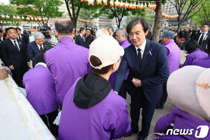 [사진] 이태원참사 유가족들과 인사하는 조국 대표