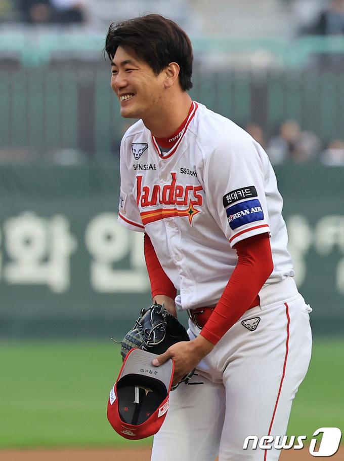[사진] '선발' 김광현, KIA 더그아웃 향해 미소