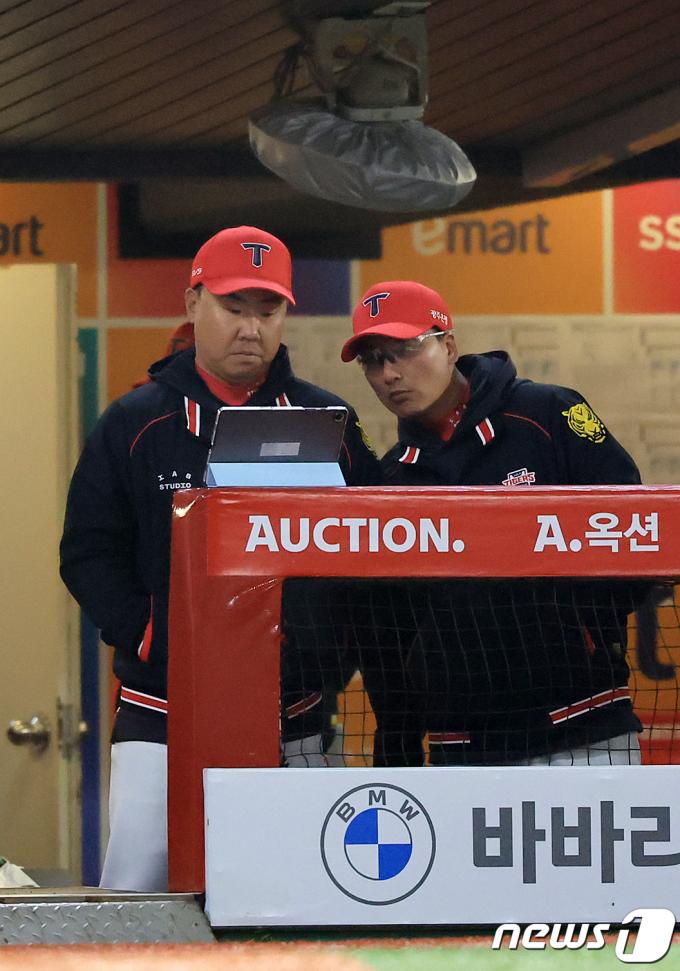 [사진] ABS 판정 태블릿 PC 확인하는 이범호 감독과 정재훈 코치
