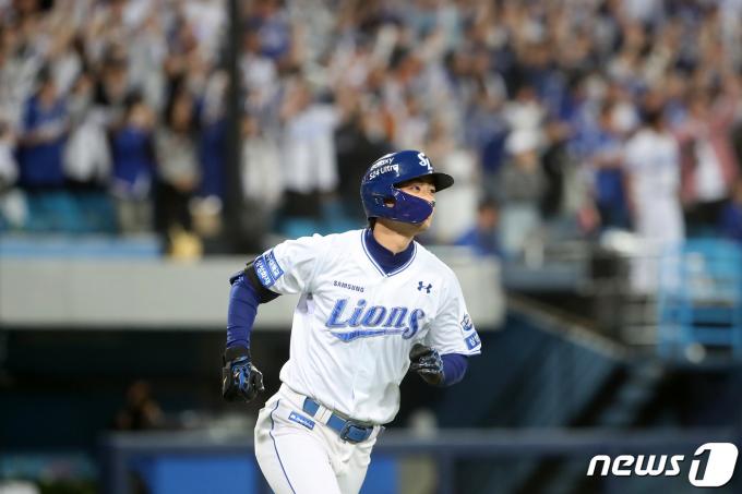16일 오후 대구 삼성라이온즈파크에서 열린 프로야구 '2024 신한 SOL 뱅크 KBO리그' 두산 베어스와 삼성 라이온즈의 경기, 3회말 무사 1,2루 상황 삼성 3번타자 구자욱이 우월 3점홈런을 때린 뒤 그라운드를 달리고 있다. 2024.4.16/뉴스1 ⓒ News1 공정식 기자