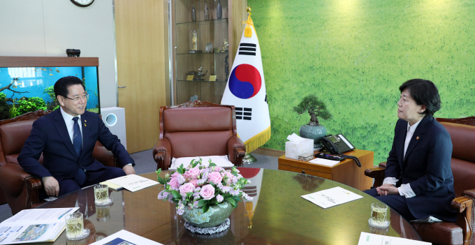 김영록 전라남도지사가 16일 정부세종청사에서 송미령 농림축산식품부 장관을 만나 AI 첨단 농·축산업 융복합 지구 조성, 대규모 영농형 태양광 공동 선도사업 등 전남 주요 현안 사업에 대해 건의하고 있다./전남도 