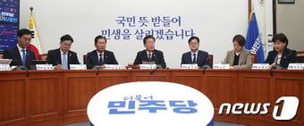 이재명 더불어민주당 대표가 15일 오전 서울 여의도 국회에서 열린 최고위원회의에서 발언을 하고 있다. 2024.4.15/뉴스1 ⓒ News1 임세영 기자