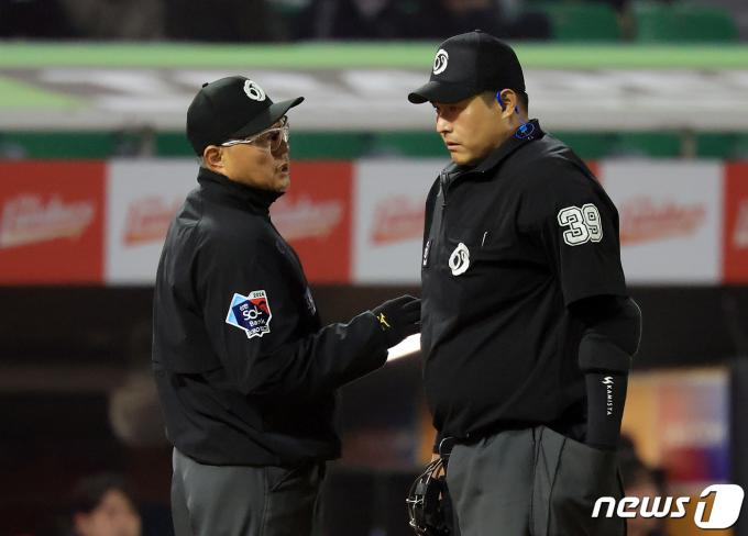 [사진] 대화 나누는 이영재·구명환 심판
