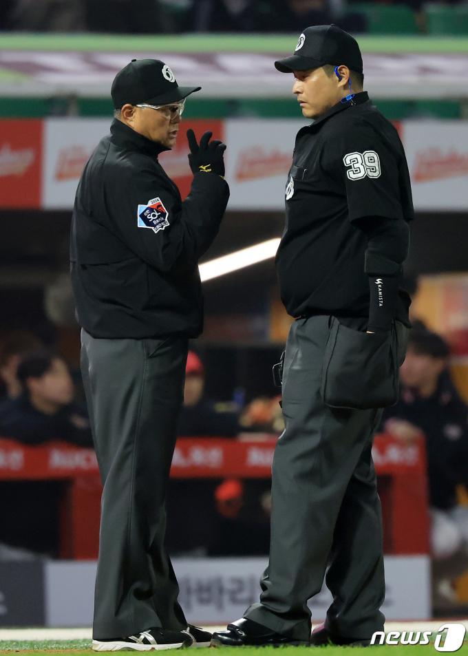 [사진] 대화 나누는 이영재·구명환 심판