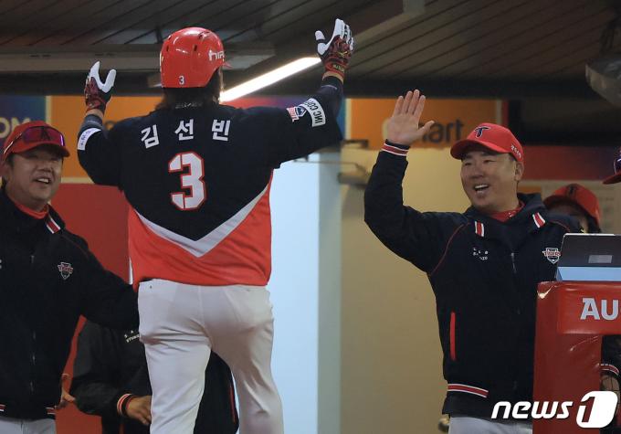 [사진] 이범호 감독, 김선빈 대단해!