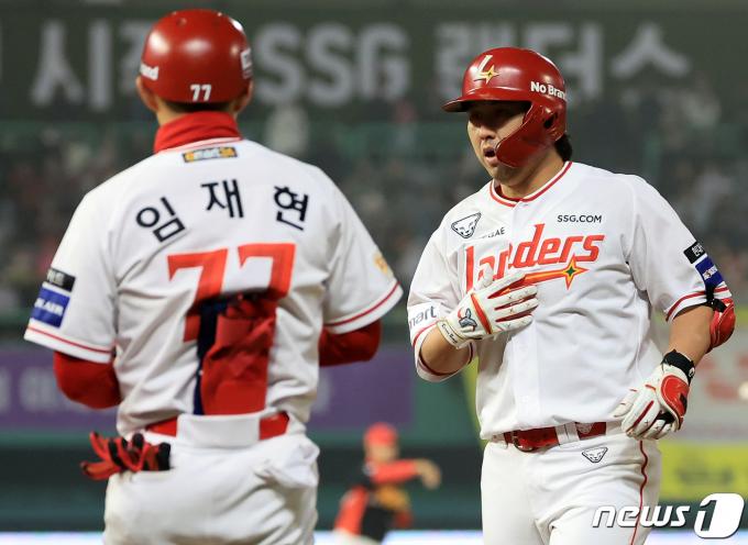 [사진] 세리머니 하는 최정