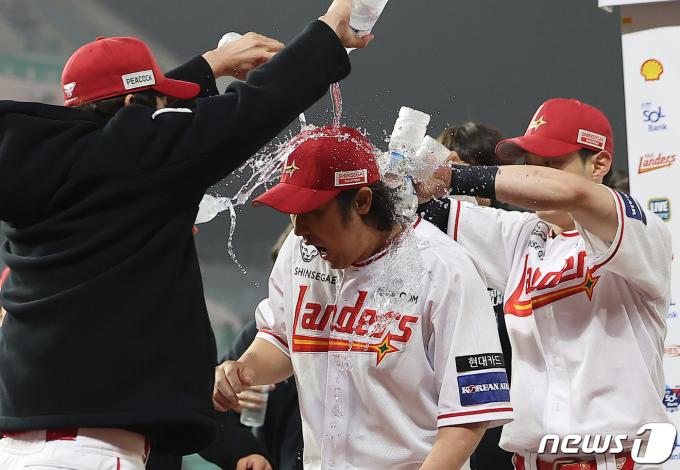 [사진] 팀 동료들에게 물 세례 받는 '소년 장사' 최정