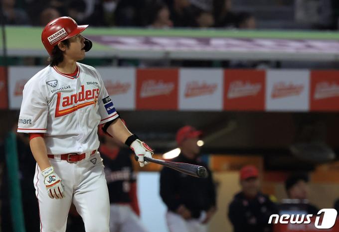 16일 오후 인천시 미추홀구 문학동 SSG랜더스필드에서 열린 프로야구 '2024 신한 SOL 뱅크 KBO리그' KIA 타이거즈와 SSG 랜더스의 경기, SSG 최정이 9회말 2사 극적인 동점 홈런을 치고 있다. 2024.4.16/뉴스1 ⓒ News1 김진환 기자