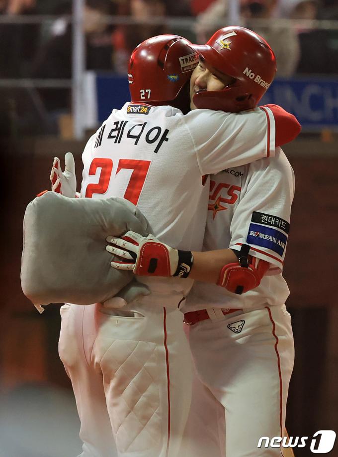 16일 오후 인천시 미추홀구 문학동 SSG랜더스필드에서 열린 프로야구 '2024 신한 SOL 뱅크 KBO리그' KIA 타이거즈와 SSG 랜더스의 경기, SSG 최정이 9회말 2사 극적인 동점 홈런을 친 뒤 에레디아의 축하를 받고 있다. 2024.4.16/뉴스1 ⓒ News1 김진환 기자