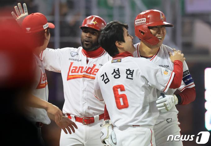 [사진] 한유섬, 추워도 물 세례 좋아!