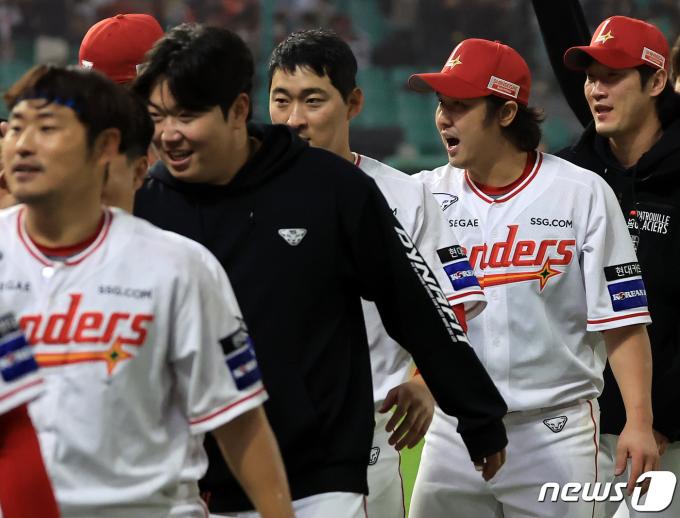 [사진] 최정, 내일 신기록 기대하세요!