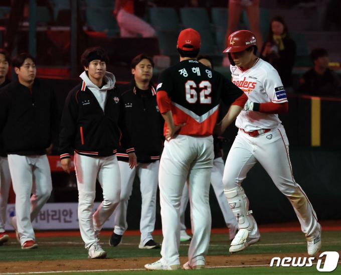 16일 오후 인천시 미추홀구 문학동 SSG랜더스필드에서 열린 프로야구 '2024 신한 SOL 뱅크 KBO리그' KIA 타이거즈와 SSG 랜더스의 경기, SSG 한유섬이 9회말 2사 1루에서 끝내기 투런 홈런을 친 뒤 홈으로 향하고 있다. 2024.4.16/뉴스1 ⓒ News1 김진환 기자