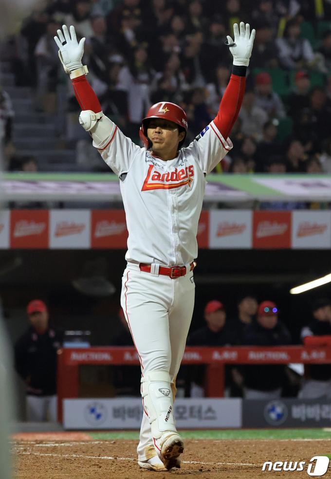 16일 오후 인천시 미추홀구 문학동 SSG랜더스필드에서 열린 프로야구 '2024 신한 SOL 뱅크 KBO리그' KIA 타이거즈와 SSG 랜더스의 경기, SSG 한유섬이 9회말 2사 1루에서 끝내기 투런 홈런을 친 뒤 환호하고 있다. 2024.4.16/뉴스1 ⓒ News1 김진환 기자