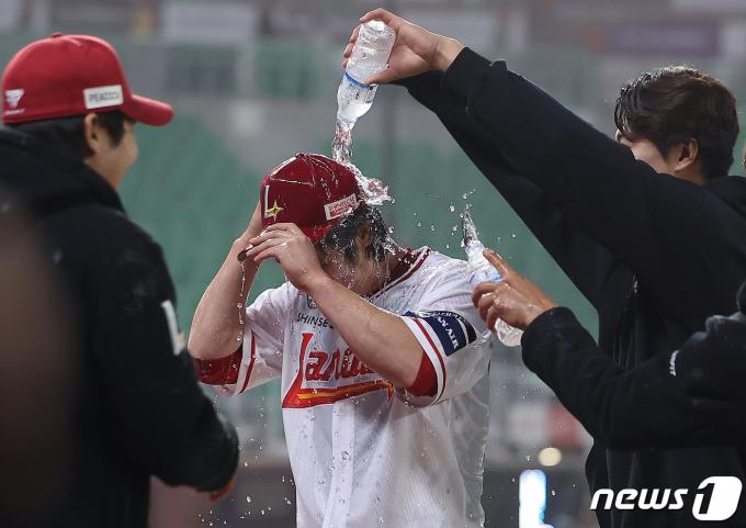 16일 오후 인천시 미추홀구 문학동 SSG랜더스필드에서 열린 프로야구 '2024 신한 SOL 뱅크 KBO리그' KIA 타이거즈와 SSG 랜더스의 경기 종료 후 이승엽 현 두산 감독의 통산 477호 홈런과 동률을 이룬 SSG 최정이 팀 동료들에게 물 세례를 받고 있다. 2024.4.16/뉴스1 ⓒ News1 김진환 기자