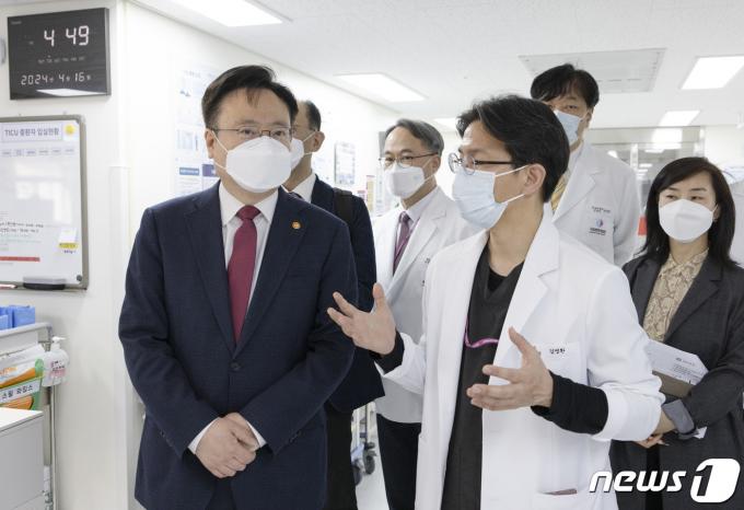 [사진] 의료현장 점검하는 조규홍 장관
