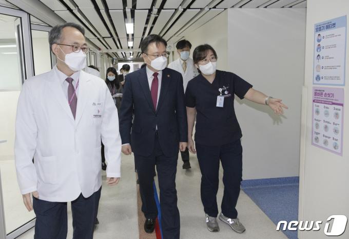 [사진] 비상진료 의료현장 살펴보는 조규홍 장관