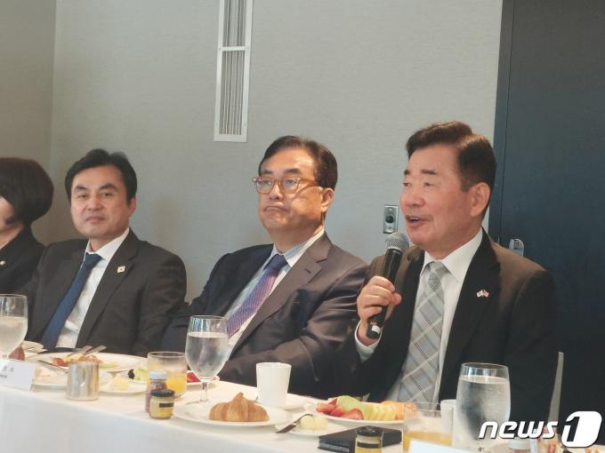 미국을 방문 중인 김진표 국회의장이 16일(현지시간) 워싱턴DC 한 호텔에서 특파원간담회를 갖고 있다. 사진은 왼쪽부터 안규백 더불어민주당 의원과 정진석 국민의힘 의원, 김 의장.
