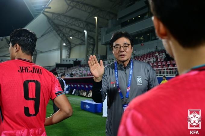 UAE전을 기분 좋게 승리한 황선홍 23세 이하 올림픽 대표팀 감독 (대한축구협회 제공)