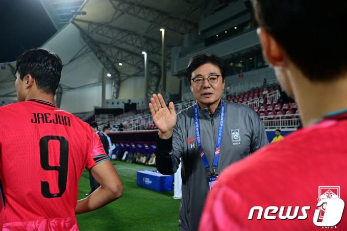 [사진] 파리올림픽 예선 기분 좋게 출발하는 황선홍 감독