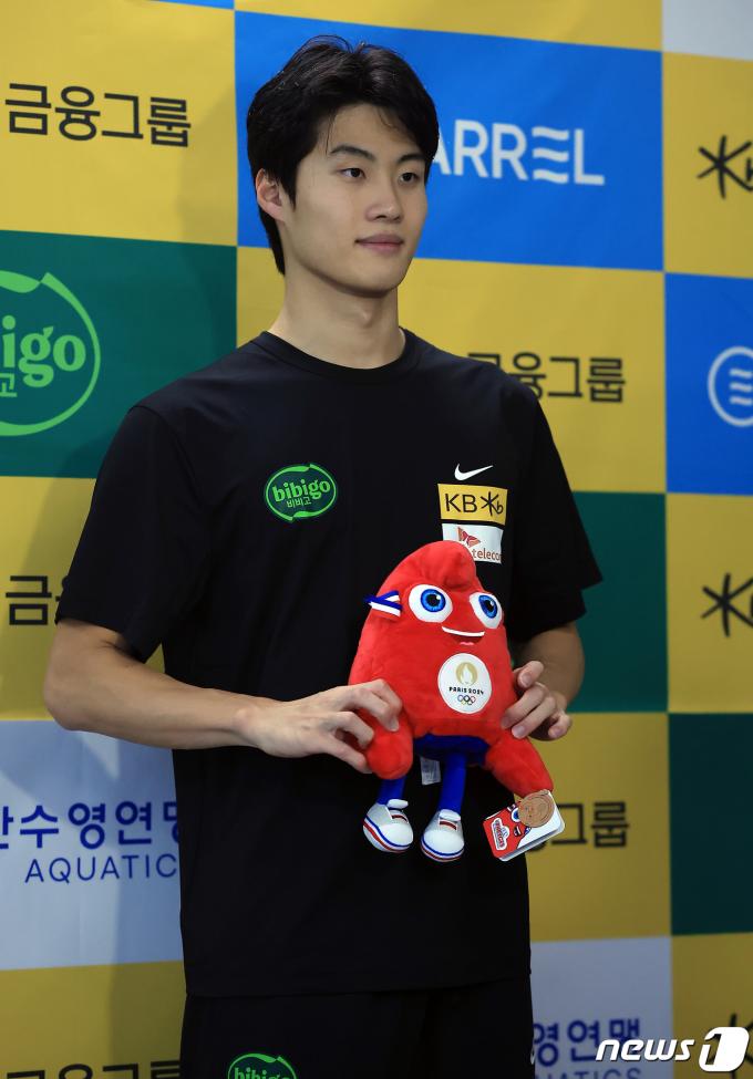 24일 경북 김천 실내수영장에서 2024 파리 올림픽 경영 국가대표 선발전을 겸해 열린 'KB금융 코리아 스위밍 챔피언십' 남자일반부 자유형 100m 결승에서 48.28의 기록으로 1위를 차지한 황선우가 취재진과 인터뷰를 마친 뒤 파리올림픽 마스코트 프리주 인형을 들어 포즈를 취하고 있다. 2024.3.24/뉴스1 ⓒ News1 박정호 기자