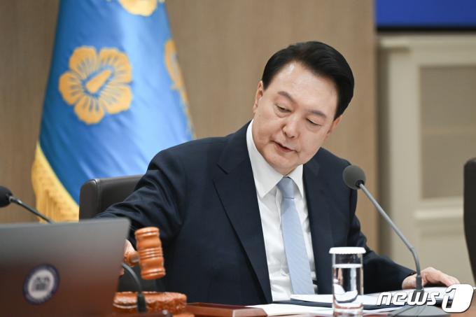 윤석열 대통령이 16일 용산 대통령실 청사에서 열린 국무회의를 주재하며 의사봉을 두드리고 있다. (대통령실 제공) 2024.4.16/뉴스1 ⓒ News1 오대일 기자
